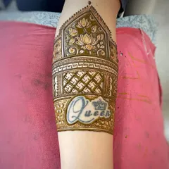 Here I incorporated a client's "Queen" tattoo into the mehndi design. The arm band features lotus motifs and a traditional swastika pattern.