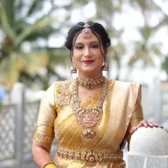 A closer look at the exquisite details of a traditional South Indian bridal set. This antique-finish temple jewellery includes a detailed choker, a long haram with a central pendant, matching jhumkas, and a maang tikka, all coming together to create a timeless look.