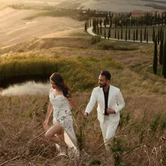 Walking through the golden fields of Tuscany at sunset. This shot of Nisarg and Mansi captures the warm, romantic light and the breathtaking beauty of the Italian countryside during their pre-wedding shoot.
