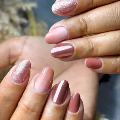 This versatile and popular set is a favorite for all occasions, including weddings. It combines multiple textures and finishes, including a soft pink ombré, a reflective rose gold chrome, solid mauve, and a sparkling glitter accent nail for a truly unique look.