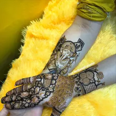 A powerful Lord Ganesha portrait on the arm, paired with a peacock design on the hand. This is a great option for festivals or religious ceremonies.