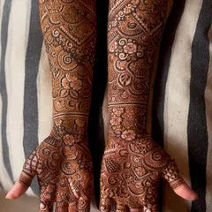 For this engagement bride, I designed a full-arm henna that combines traditional patterns with modern aesthetics. The fine linework and balanced composition ensure the design is both bold and elegant.