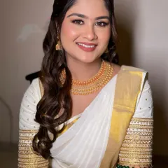 This is my signature 'minimal magic' style. For my beautiful South Indian bride Kirthana, we created a soft, glowing look that felt fresh, timeless, and completely her. Her smile says it all.