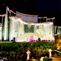 This stage is a masterpiece of floral architecture. The curved structure is covered in thousands of flowers, creating a grand and immersive backdrop that feels both organic and incredibly luxurious.