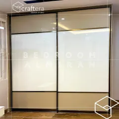 This is a great example of a space-saving sliding wardrobe. I used a three-tone design with lacquered glass panels in beige and white to create a clean, modern look that brightens the room.