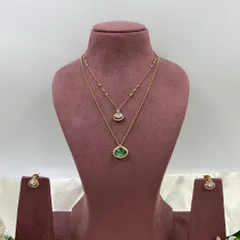 The 'Kritika' set with a green pendant.