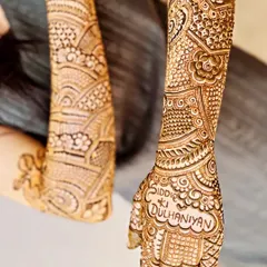 Your mehendi can include special phrases that are meaningful to you. Here, we incorporated "Siddi ki Dulhaniyan" directly into the detailed pattern on the back of the hand, making the bridal henna truly one of a kind.