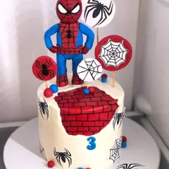 Your friendly neighborhood Spider-Man, ready for action on this brick-themed cake. A perfect centerpiece for a superhero party.