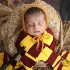 Our little Harry Potter is sleeping soundly. A close-up on this magical theme shows the tiny details, like his wand and Gryffindor scarf.