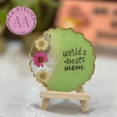 A "World's Best Mom" frame in a lovely light green. The real preserved flowers add a delicate and natural touch to this thoughtful keepsake.