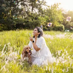 Having a dog blesses us with the happiest moments. This magical shot with bubbles glowing in the sunlight captures a moment of pure joy between a mum and her Cocker Spaniel.