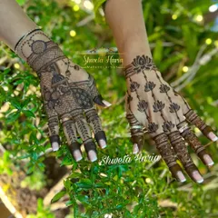A unique back-hand design with two different but complementary patterns. One hand features a traditional peacock and palace scene, while the other has a modern pattern of repeating lotus flowers.