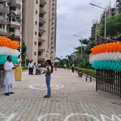 For this residential society, I decorated the main entrance gate with tricolor balloon garlands. This is an effective way to mark celebrations for a whole community.