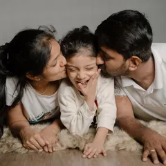 These are the moments I live to capture. A candid photo of parents showering their child with love. This is what a family portrait session is all about: freezing real emotions and creating memories that last a lifetime.