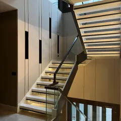 Geometric perfection meets modern design in this staircase, where 90-degree angles and mixed materials come together in seamless harmony. The vertical and horizontal lines create a cohesive and bold statement.