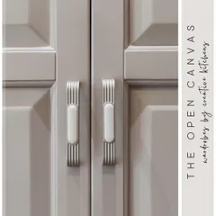 The handles are the jewels of any furniture piece. These elegant handles, with their ribbed metal texture and ceramic inlay, add a touch of classic luxury to the routed wardrobe doors.