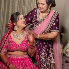 Another precious moment between mother and daughter on the wedding day. The bride's modern wedding glam is both pretty and elegant.