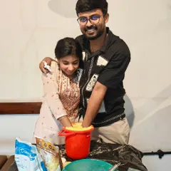 This is what it's all about. Forgetting the world for a bit, getting your hands messy, and sharing a real laugh with someone. Our creative workshops are perfect for breaking the ice without even trying.