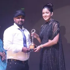 Receiving the Best Mehandi Artist in Delhi award from actress Ishita Dutta. I am committed to upholding this standard in my art and my classes.