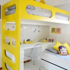 This bright yellow loft bed is designed for a small room, with a study desk and a second pull-out bed underneath. The safety net on the top bunk ensures a secure sleeping space for your child.