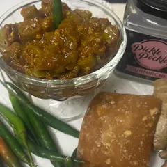 My two bestsellers side-by-side: the seasonal Gobi Gajar Shalgam pickle and the year-round favourite, Gurmirchi. Both are made with fresh ingredients like ginger and green chillies.