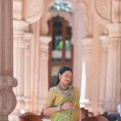 A beautiful portrait of the mom-to-be. The intricate details of her jewelry and the embroidery on her blouse are simply stunning.