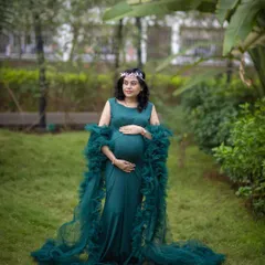 This emerald green gown with a ruffled tulle wrap is both sophisticated and stylish. It’s a versatile choice that works beautifully for both solo portraits and couple shots.