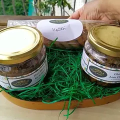 A sample of my giveaway hamper, featuring two of my favourite pickles and a packet of homemade Ajwain Mathri. These thoughtful gifts are packed in a reusable wicker basket.