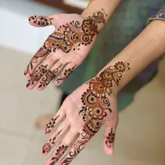 A stylish Arabic mehendi design for the bride's sister, featuring flowing patterns that are elegant but not overpowering.