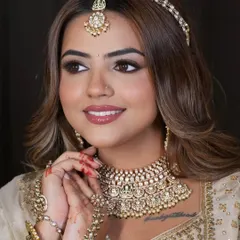 This detailed shot focuses on a beautiful Kundan choker and matha patti. The uncut polki stones give it an authentic, heritage feel.