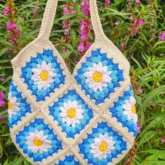 Here is my Daisy Tote, made from classic granny squares for that perfect cottagecore look. It's a spacious and sturdy bag, ideal for carrying your daily essentials while adding a pop of handmade charm to your outfit.