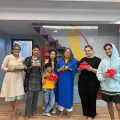 Look at these happy faces! I feel so proud and satisfied when I see my students holding the beautiful items they created themselves. This is what my workshops are all about, that feeling of accomplishment and shared joy.
