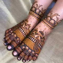 This foot mehendi design features stunning peacocks and palace domes, with a delicate floral band around the ankle.