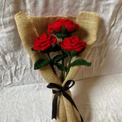 A simple yet beautiful bouquet of three crochet red roses. We wrapped them in natural burlap with a black ribbon, creating a rustic and romantic look that's perfect for a sweet, simple gesture.