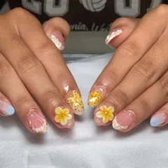 A close-up of a beach-themed set. We created 3D seashells and starfish, along with a sandy texture and a soft blue gradient, for the perfect vacation nails.