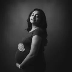 In this serene black and white moment, we’ve captured an essence of quiet strength, peaceful anticipation, and a love that’s blossoming within.