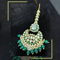 A beautiful Maang Tikka to match the Kundan set. I offer complete jewellery sets for rent to ensure your look is perfectly coordinated.