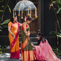 A picture-perfect bridal entry. The bride is shaded by a simple yet elegant floral umbrella, a charming and timeless detail that stole everyone's hearts.