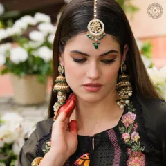 Another look at our gorgeous antique-finish jhumkas and maang tikka, paired with henna-adorned hands. A perfect look for a wedding guest or bridesmaid.