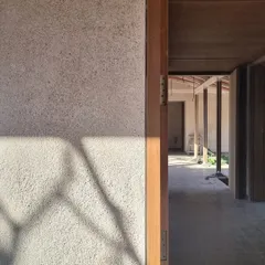 The beautiful and simple wall finish at our Alibaug house, created from a mix of white cement, lime, and river sand. We love the subtle texture and the way it catches the light and shadows throughout the day.