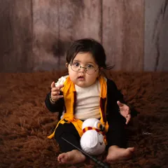 How adorable is this little wizard? I had so much fun creating this magical Harry Potter themed session. I provide all the props to make your baby's photoshoot truly enchanting.