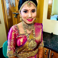 This photo of my bride is completely unedited, showcasing the true power of good makeup. Her skin looks naturally radiant, and the bright pink lip complements her stunning silk saree and temple jewellery.