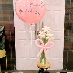 Simple, elegant, and personal. This gift set pairs a delicate balloon daisy bouquet with a large pink bubble balloon featuring a custom hand-lettered birthday message for Esha.