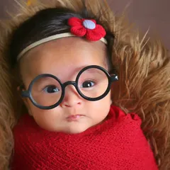 For the family of Harry Potter fans, we had to add a touch of magic. A simple pair of round glasses on this alert little wizard-in-training created a playful and memorable portrait that shows off their personality.