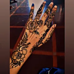 A modern take on an Arabic design, with bold floral and leafy elements spaced out on the back of the hand. This style is great if you want something that is both striking and open.