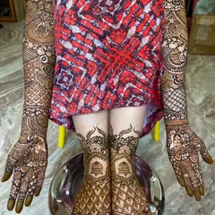 This full bridal set includes matching designs for hands and feet. I incorporated dulha-dulhan portraits on the hands and elegant patterns on the feet for a cohesive look.