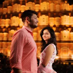 We captured this moment against the iconic Hawa Mahal in Jaipur, its golden facade glowing at night. This shot embodies the royal romance and timeless elegance that a destination pre-wedding shoot in the Pink City offers.