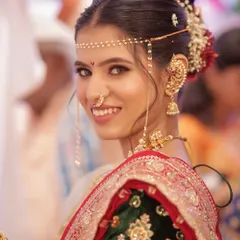 A classic, radiant Maharashtrian bride. I love creating this complete look, from the soft, glowing makeup to the traditional nath and jewellery styling, ensuring you feel like royalty on your wedding day.
