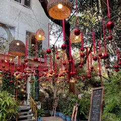 'Tis the season to shine bright. Our Hauz Khas salon is decorated with festive red ornaments and warm lights to make your Christmas visit magical.