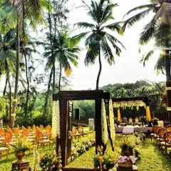 Everything all wooden and gold for this surreal wedding at Taj Bekal. The traditional decor elements looked stunning against the lush, tropical backdrop of the resort.